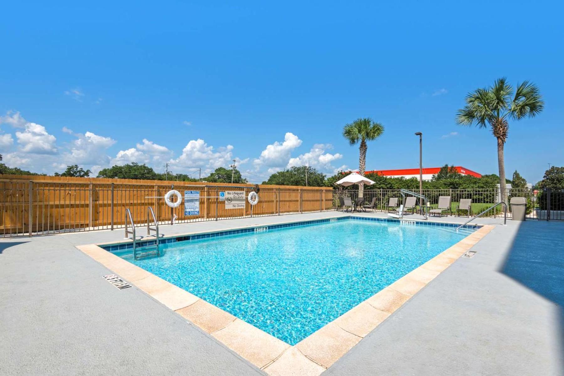 Hotel Hampton & Pensacola I-10 N At Town Plaza 3*