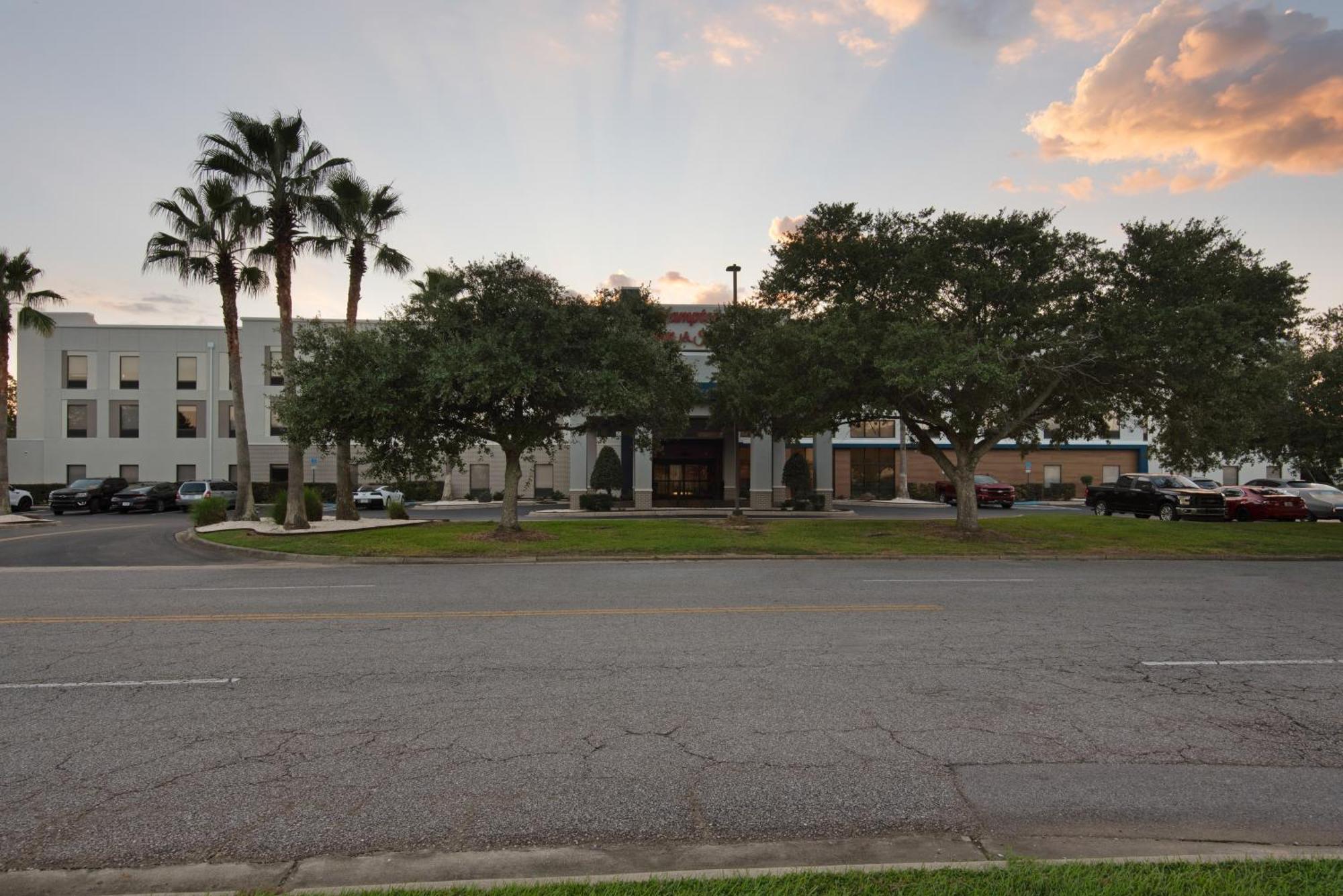 Hampton & Pensacola I-10 N At Town Plaza 3*