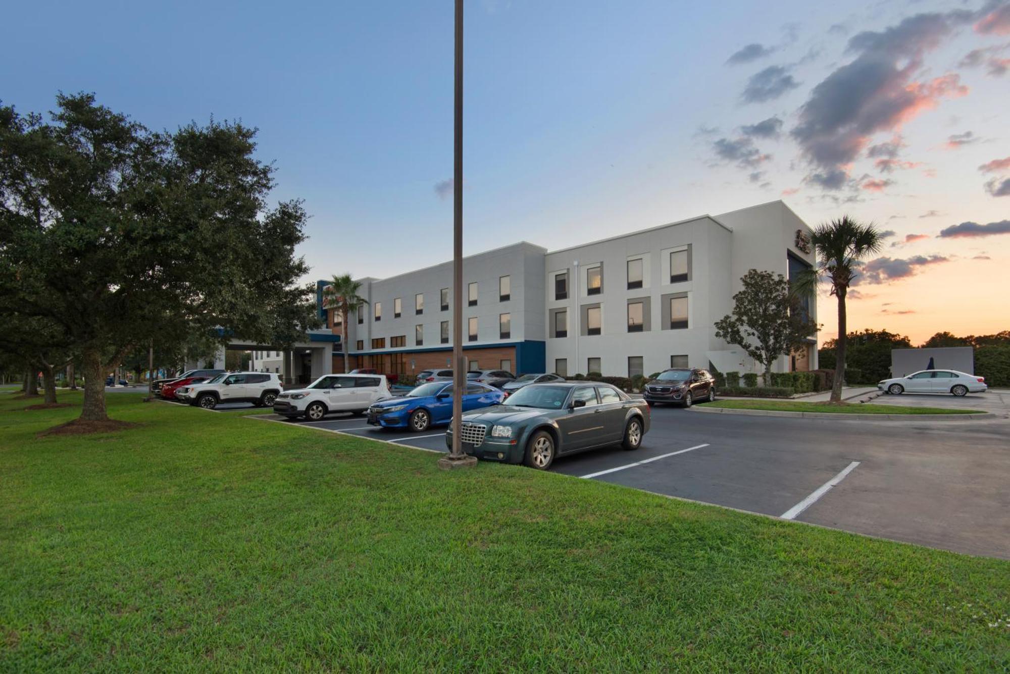 Hampton & Pensacola I-10 N At Town Plaza Hotel