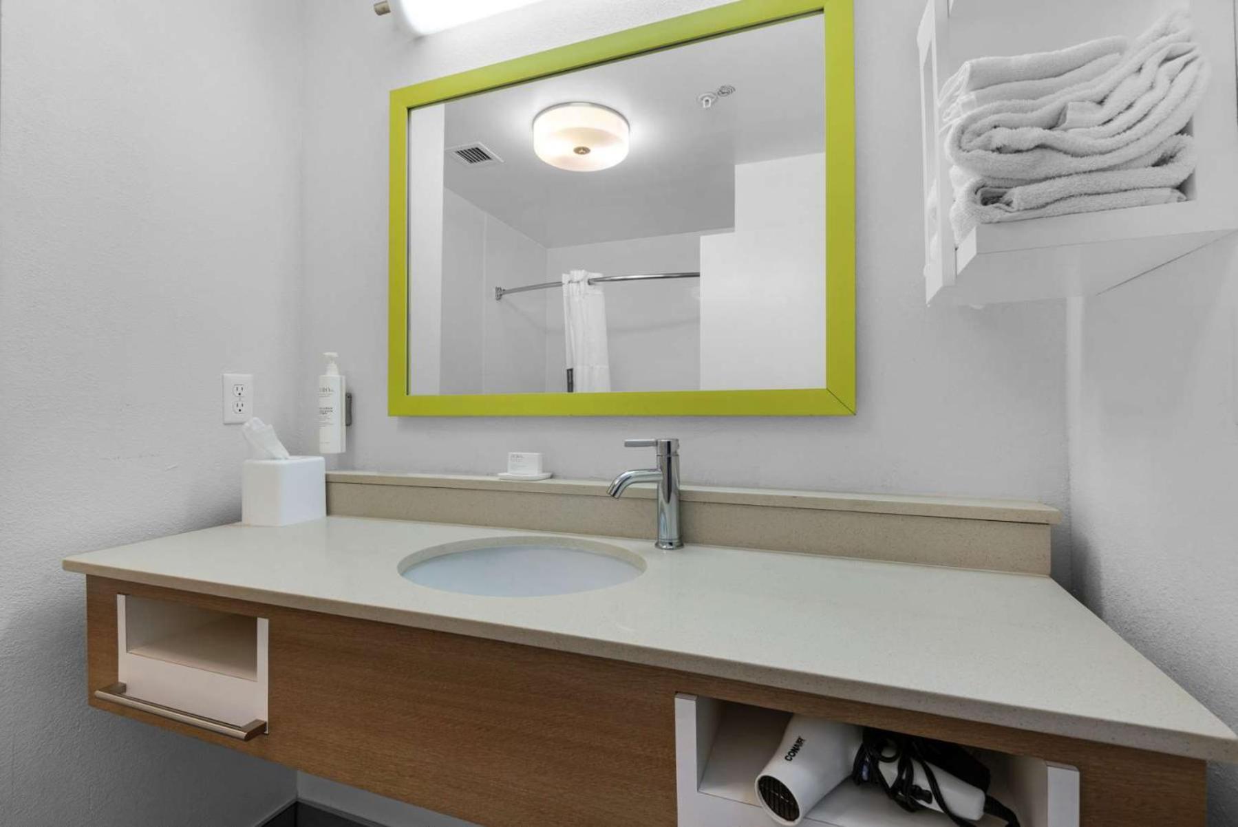 Hampton & Pensacola I-10 N At Town Plaza Hotel 3*