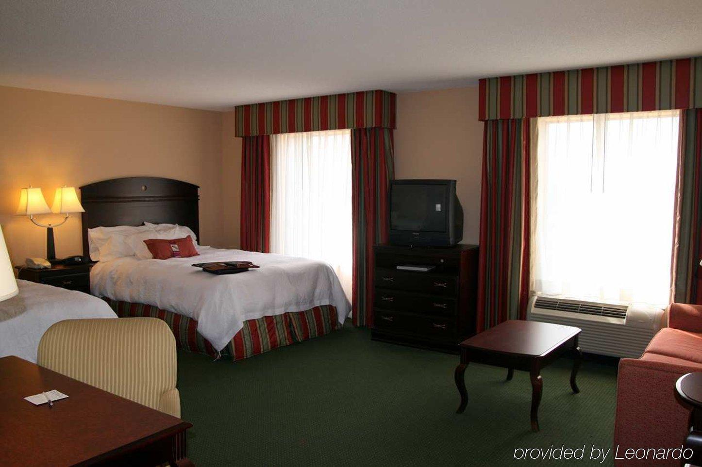 Hampton & Pensacola I-10 N At Town Plaza Hotel 3*