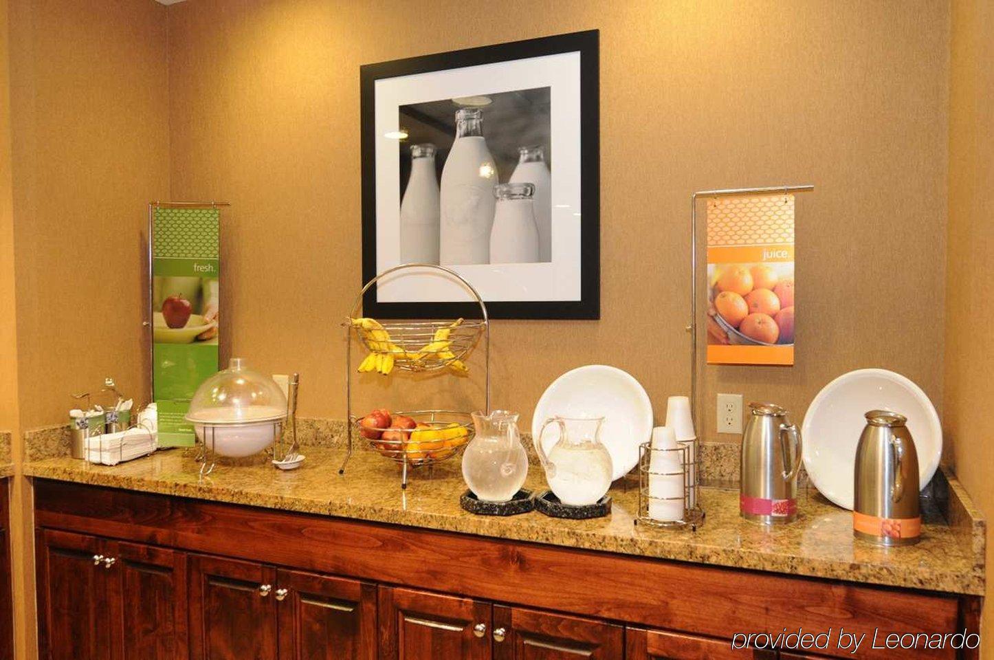 Hotel Hampton & Pensacola I-10 N At Town Plaza 3*